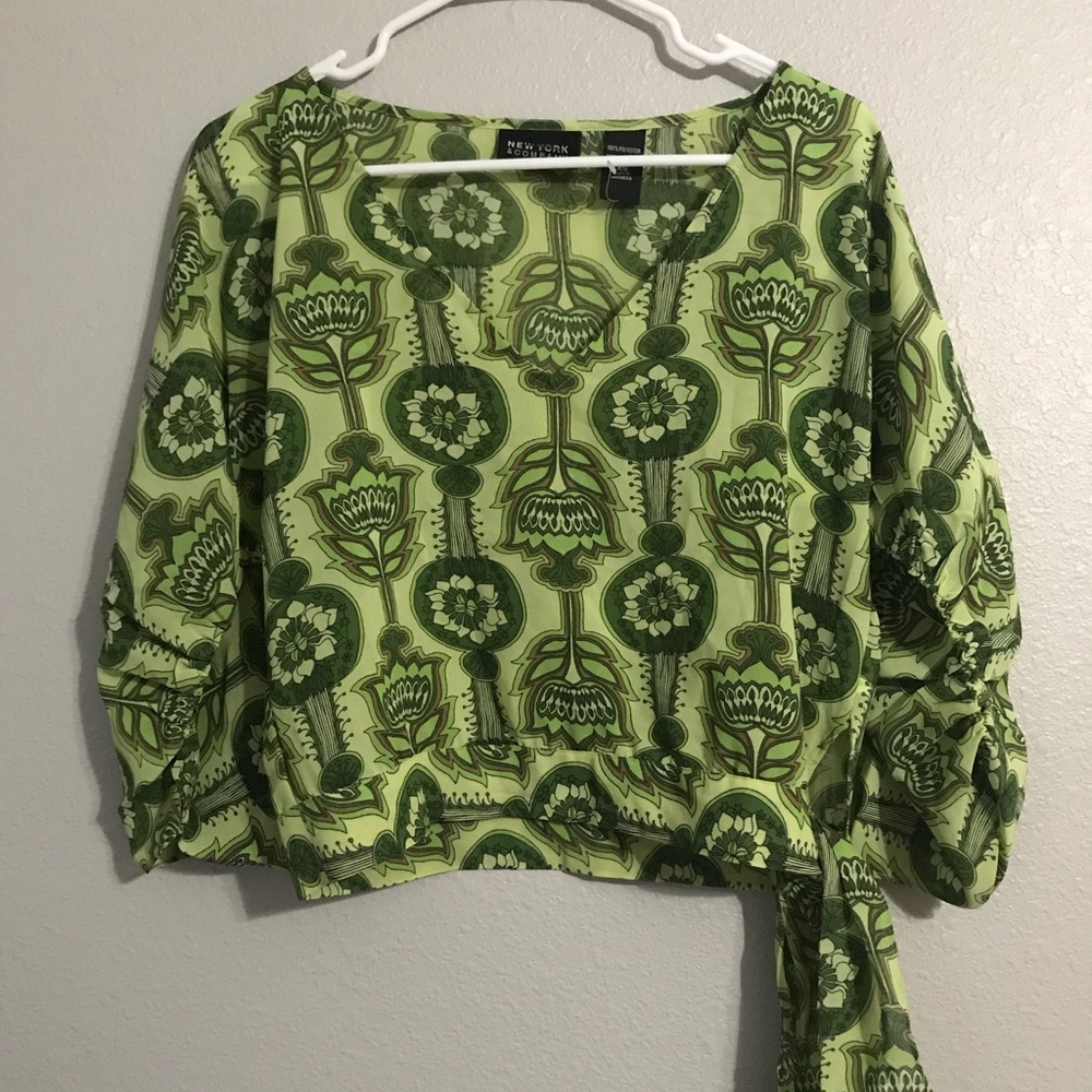 New - New York & Company sexy V Top